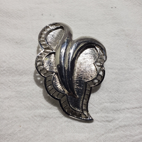 Vintage Coro Silvertone Angel Wings Brushed Metal and Filigree Border Pendant - Picture 3 of 6